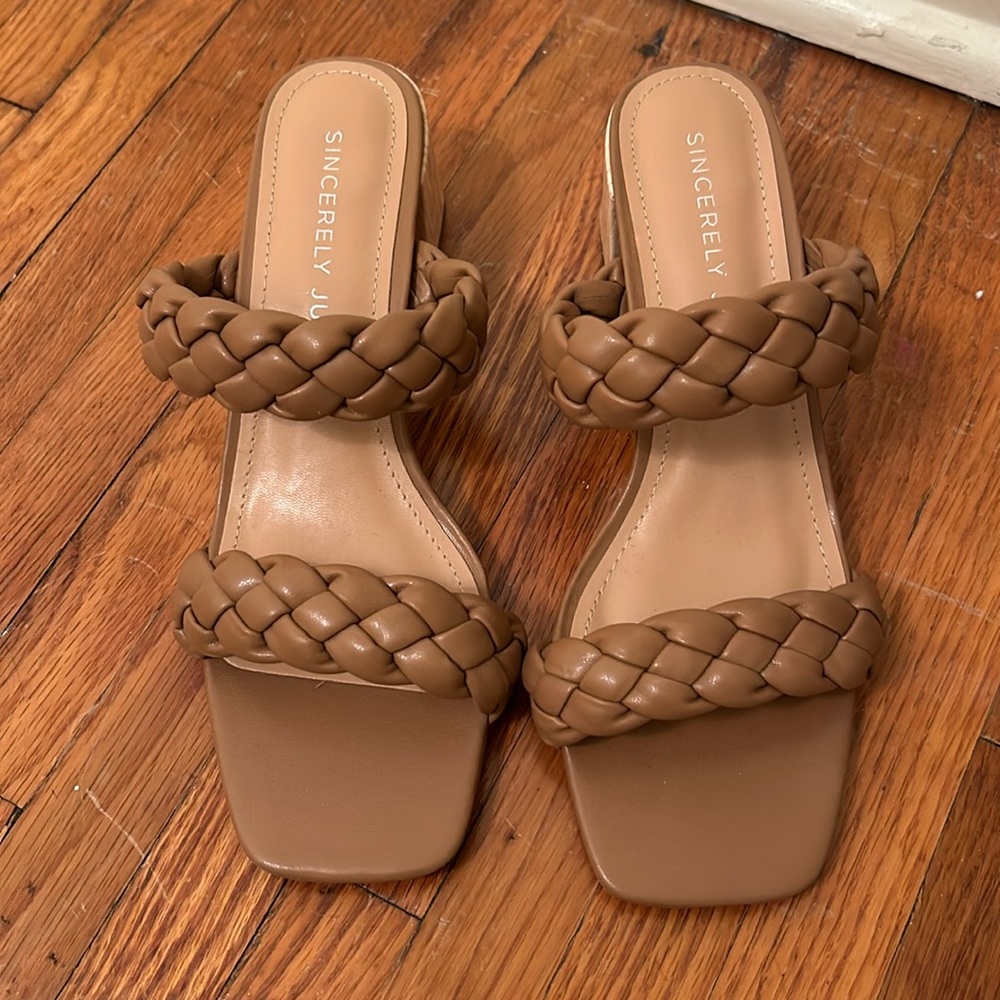 NEVER WORN Size 8 nude block heel sandal